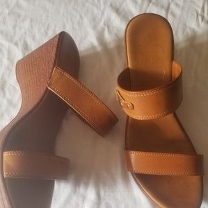 Woman tan leather 2 strap heels